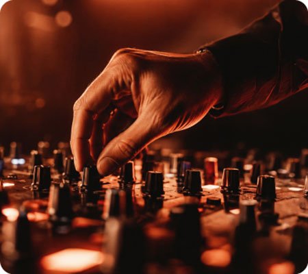 Dj mexendo na mesa de som